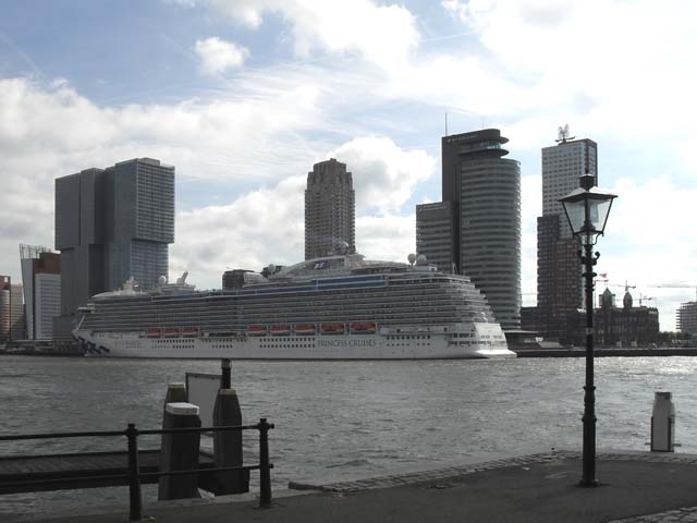 ruiseschip ms Royal Princess van Princess Cruises aan de Cruise Terminal Rotterdam